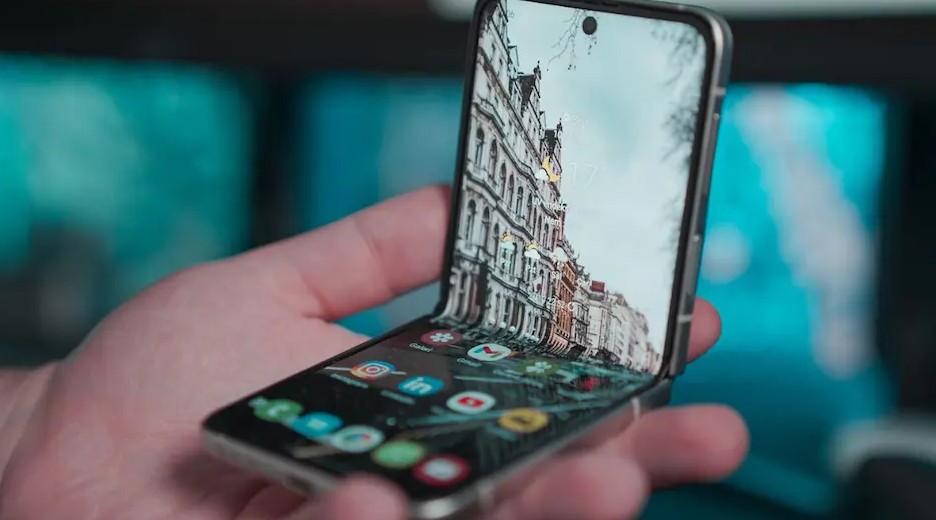 New Honor Flip Phone With Edged Clamshell Design in the Works